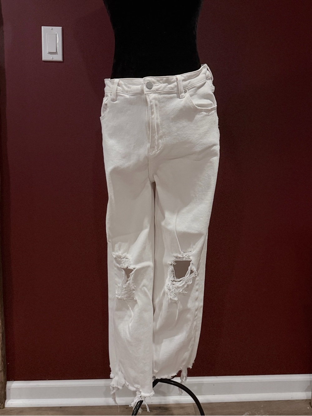Women’s White Distressed Straight-Leg Jeans